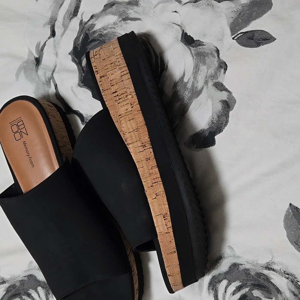 Sandals? Mules? - Picture 2 of 4
